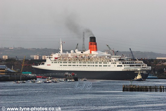QE2 Entering the River Tyne in October 2008.