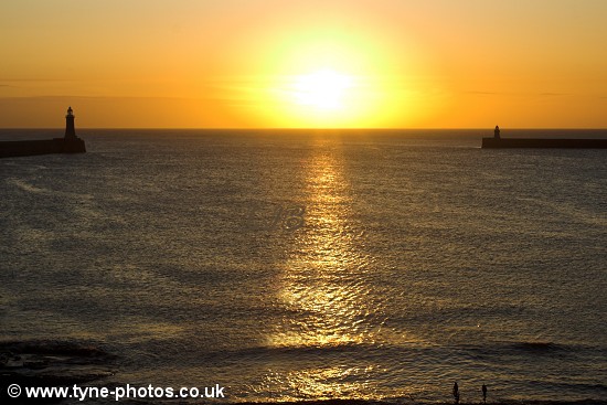 As the QE2 made her way up the river the sun was not to be outdone with a beautiful sunrise between the piers.