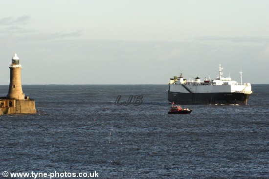 Tyne pilot boat Norman Forster standing by as the ship passes between the piers.
