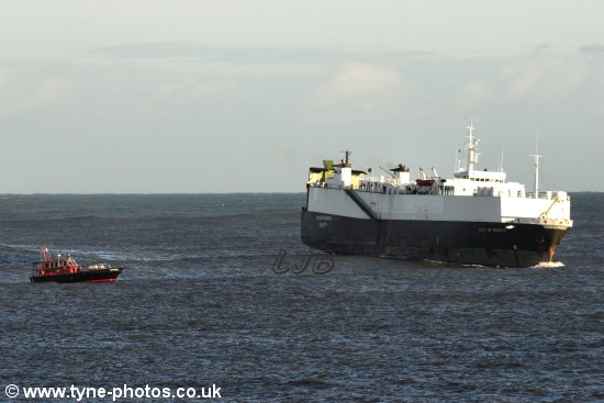Tyne pilot boat Norman Forster standing by as a ship passes between the piers.