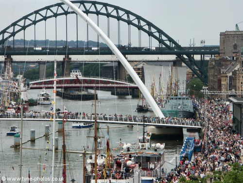 Crowds on the Quayside and Millennium Bridge.