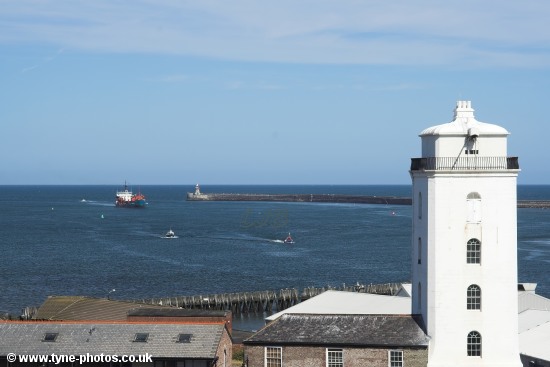 Dredger Arco Humber entering the River Tyne.