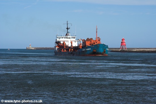Dredger Arco Humber passing Herd Groyne.