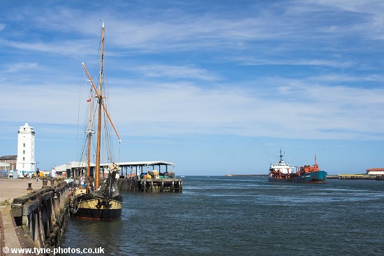 Dredger Arco Humber approaching North Shields Fish Quay.