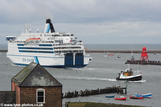 DFDS Ferry Princess of Norway leaving the River Tyne.