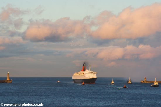QE2 Entering the River Tyne
