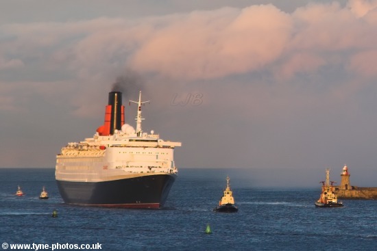 QE2 Entering the River Tyne