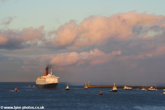 QE2 Entering the River Tyne