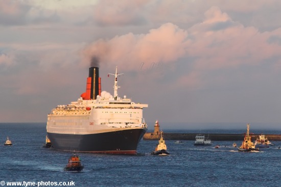 QE2 Entering the River Tyne