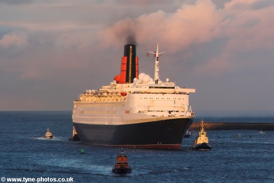 QE2 Entering the River Tyne