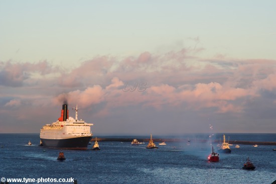 QE2 Entering the River Tyne
