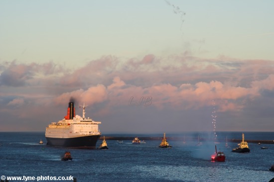 QE2 Entering the River Tyne