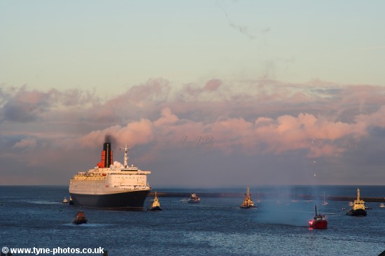 QE2 Entering the River Tyne