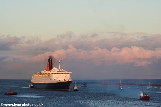 QE2 Entering the River Tyne