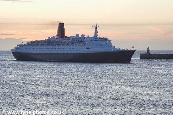 The QE2 passing between the Tyne piers.