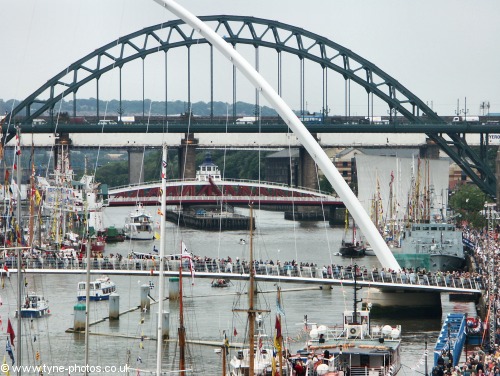 Crowds on the Quayside and Millennium Bridge.