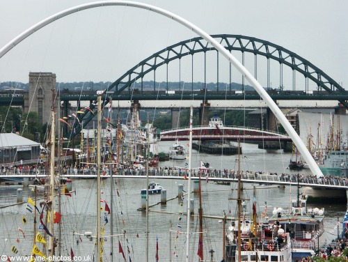 Crowds on the Quayside and Millennium Bridge.