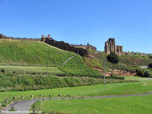 Tynemouth Priory from the footpath to the Admiral Collingwood  Monument.
